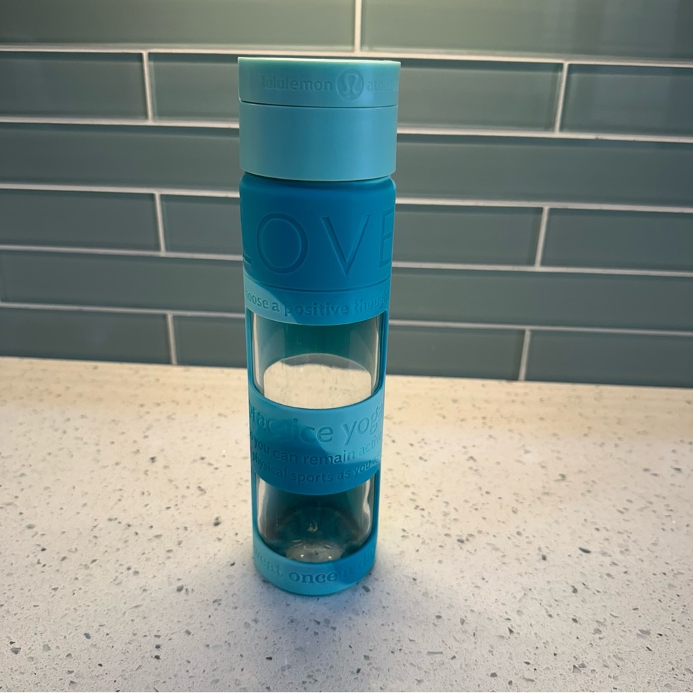Lululemon Pure Focus Glass Water Bottle in Tranquil Blue / Peacock
